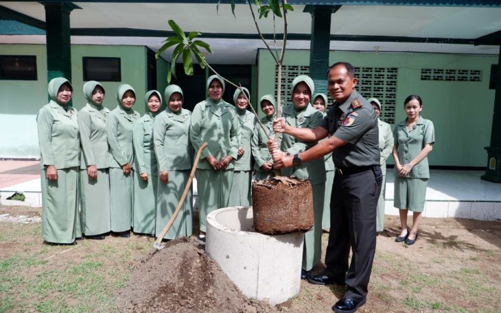 Dandim juga didampingi Ibu Ketua persit KCK Cabang XV Kodim 0801/Pacitan dr. Khairunisa spa.M.Biomed saat tanam pohon.