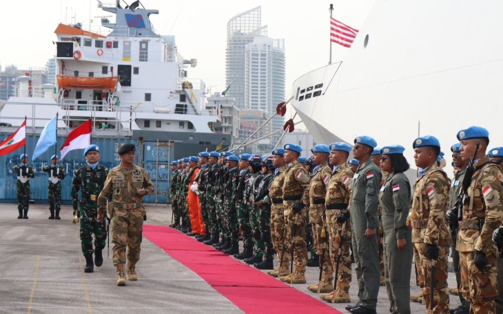 Menjelang Transfer of Authority (TOA), KRI Frans Kaisiepo-368 (KRI FKO-368) dan KRI Diponegoro-365 (KRI DPN-365) melaksanakan rangkaian kegiatan verifikasi dan hand over/take over (HOTO) internal Troop Contributing Country (TCC) Indonesia yang dipimpin langsung oleh Komandan Pusat Misi Pemeliharaan Perdamaian (PMPP) TNI, Laksda TNI Retiono Kunto H., S.E., M.A.P., CRMP, M.Tr.Opsla di Pelabuhan Beirut, Lebanon, Selasa (09/01)