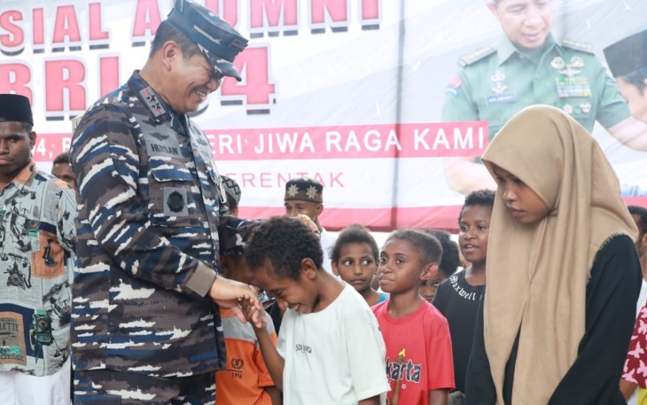 Pangkoarmada III Laksamana Muda TNI Hersan, S.H., M.Si., M.Tr. Opsla , memimpin  acara Bakti Sosial dan Bakti Kesehatan Alumni AKABRI 94 TNI/Polri yang dilaksanakan di Pantai Tanjung Kasuari,  Kota Sorong, Prov. Papua Barat Daya, Sabtu (15/06/24).