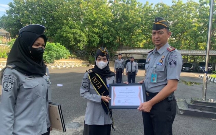 Lapas Cilegon saat Beri Piagam Penghargaan pada Dua Pegawai Teladan, Senin (12/02). 
