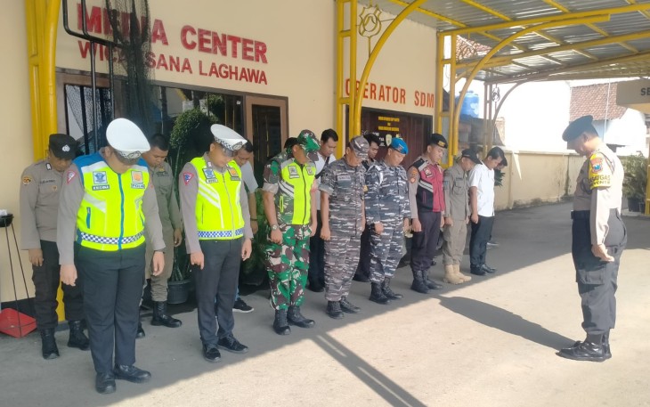 Sesaat sebelum berangkat patroli, para personil terlebih dahulu melaksanakan apel pengecekan di pimpin oleh Kasat Samapta Polres Pacitan AKP Supriyadi di halaman Mapolres Jl. Ahmad Yani No. 60, Krajan, Kec./Kab. Pacitan, Rabu (10/01/2024)