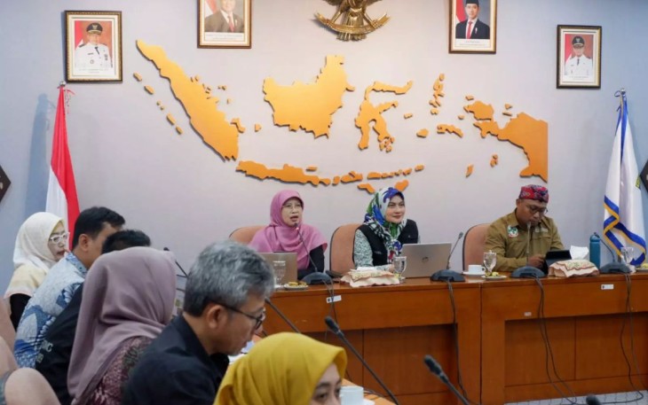 Wakil Ketua II Tim Pembina Kota Sehat Kota Depok, Mary Liziawati (kerudung merah muda/ deretan meja paling kiri) saat memaparkan program Kota Depok Sehat, Kamis (07/11/24)