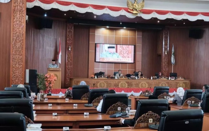Wali Kota Depok Mohammad Idris memberikan jawaban atas pandangan umum fraksi-fraksi DPRD Kota Depok terkait Nota Keuangan dan Raperda APBD Tahun Anggaran 2025 pada Rapat Paripurna, Jumat (15/11/24)