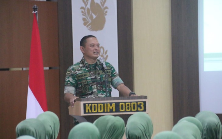 Dandim 0803/Madiun Letkol Inf Meina Helmi dalam sambutannya pada sosialisasi netralitas TNI kepada anggota Persit KCK Cabang XVII Dim 0803/Madiun.