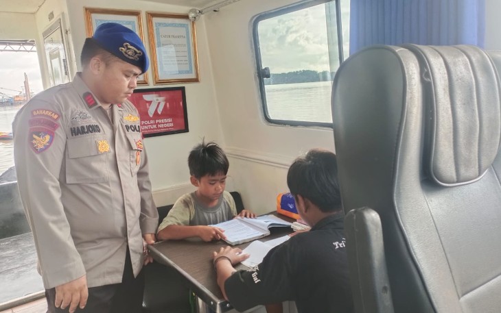 Anak-Anak Bantaran Sungai Das Kumai Rutin Kunjungi KMH KP XVIII 2004 