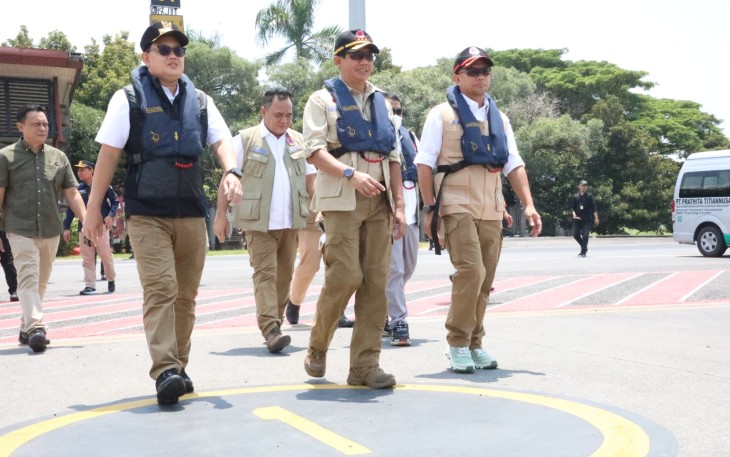 Kepala BNPB Letjen TNI Suharyanto, S. Sos., M.M. saat berada di Bandara Juanda untuk melakukan penerbangan menggunakan helikopter menuju lokasi terdampak gempa di Pulau Bawean, Kabupaten Gresik, Jawa Timur pada Minggu (24/3)