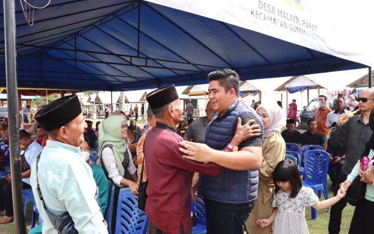 Bupati Bintan Roby Kurniawan saat bertegur sapa dengan masyarakat