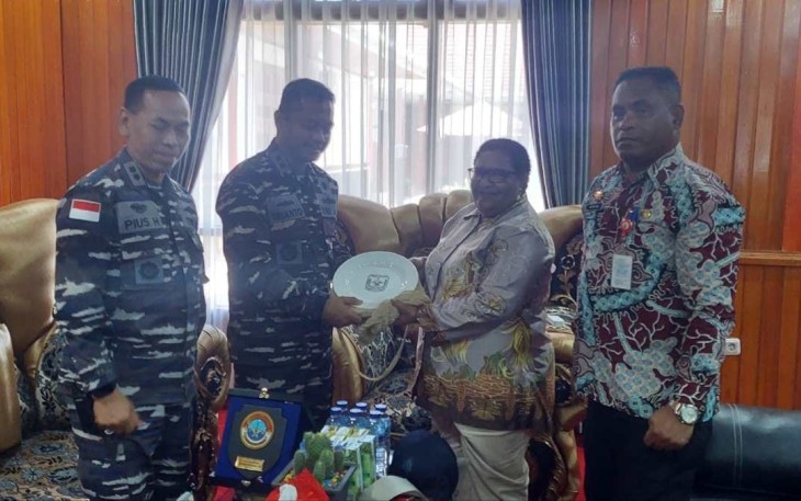 Komandan KRI Panah-626 Letkol Laut (P) Irianto Kurniawan, B.Eng., M.S.S., M.Tr. Opsla bersama dengan Komandan Lanal Nabire melaksanakan kunjungan kehormatan kepada PJ Gubernur Papua Tengah Dr. Ribka Haluk, S. SOS., MM, yang di diterima langsung di ruang kerja PJ Gubernur Papua Tengah
