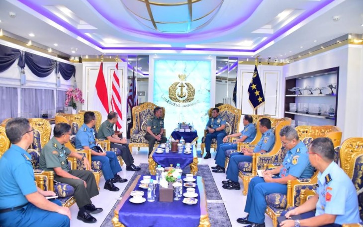 Kepala Staf TNI Angkatan Laut (Kasal) Laksamana TNI Dr. Muhammad Ali menerima kunjungan Kepala Pusat Penerangan Tentara Nasional Indonesia (Kapuspen TNI) Mayjen TNI Dr. R. Nugraha Gumilar bertempat di Gedung Utama Mabesal, Cilangkap, Jakarta Timur, Selasa (16/01)