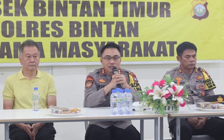 Kapolres Bintan AKBP Riky Iswoyo, S.I.K., M.M saat Jumat Curhat di Vihara Bhakti Sasana terletak di Pasar Berdikari Kelurahan Kijang Kota Kecamatan Bintan Timur Kabupaten Bintan, Jumat (26/1/2024).