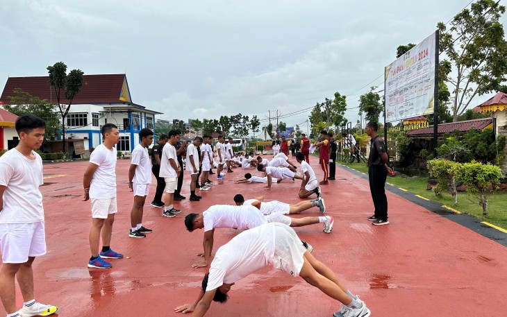 Antusias putri-putri pelajar SMA dan SMK yang ada di Kabupaten Bintan yang ingin menjadi anggota Polri sangat banyak terbukti dengan datangnya pelajar yang masih duduk di kelas XII atau kelas 3 SMA/SMK ke Polres Bintan mengikuti pembinaan dan pelatihan masuk anggota Polri, Sabtu (20/1/2024)