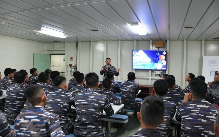Prajurit KRI dr. Radjiman Wedyodiningrat-992 yang tergabung dalam Satuan Tugas (Satgas) Port Visit Mesir 2024 melaksanakan Briefing tentang Rule of Engagement (RoE) yang harus ditaati oleh seluruh personel saat lintas laut, pada Rabu (24/01)
