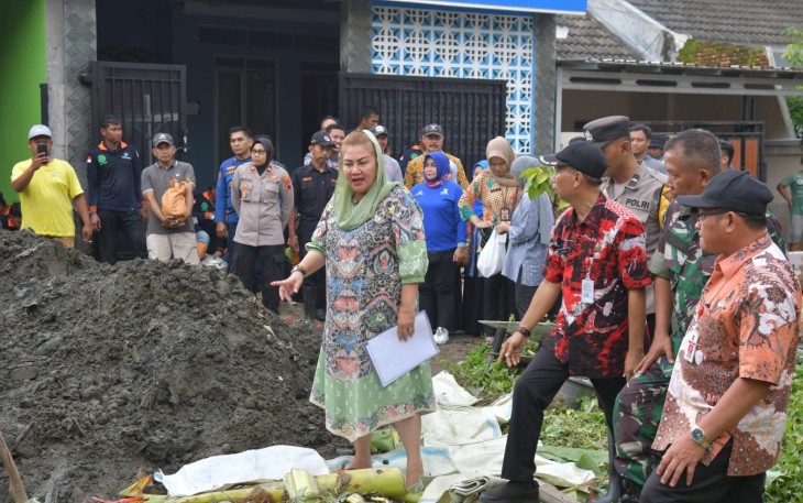 Wali Kota Semarang, Hevearita Gunaryanti Rahayu meninjau lokasi perumahan Dahlia Tembalang usai diterjang banjir.