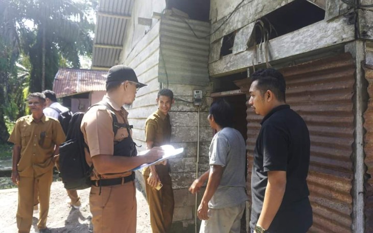 Pemkab Pasbar Bersama PT Wilmar Group Survei Lapangan Ke Rumah 2 Keluarga Penerima Manfaat Program CSR Di Kinali
