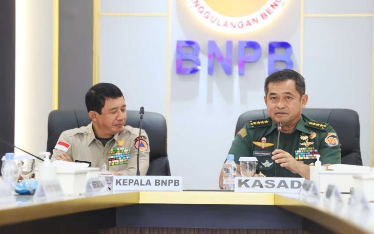 Kasad Jenderal TNI Maruli Simanjuntak, M.Sc., dan Kepala BNPB Letjen TNI Suharyanto, S.Sos., M.M. di Kantor BNPB, Jakarta, Senin (19/2/2024).