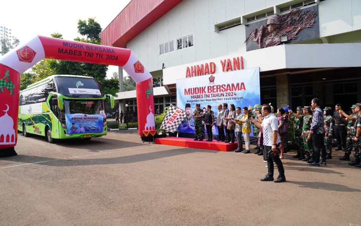 Kepala Staf Umum (Kasum) TNI Letjen TNI Bambang Ismawan Melepas Keberangkatan Mudik Bersama Mabes TNI Tahun 2024