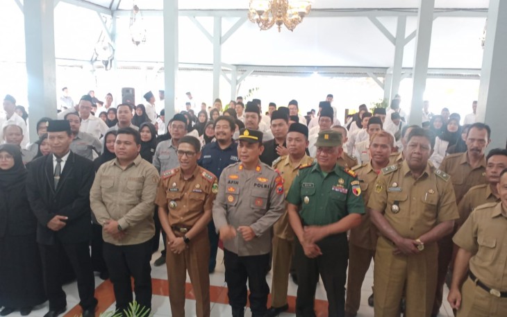 Danramil 11/Geger Kapten Inf Muslikin bersama Muspika Kecamatan Geger menghadiri kegiatan Pelantikan, Pengambilan Sumpah Janji dan Pembekalan Petugas Pengawas Tempat Pemungutan Suara (PTPS) Pemilu 2024 se-Kecamatan Geger bertempat di Pendopo Kecamatan Geger, Kab. Madiun