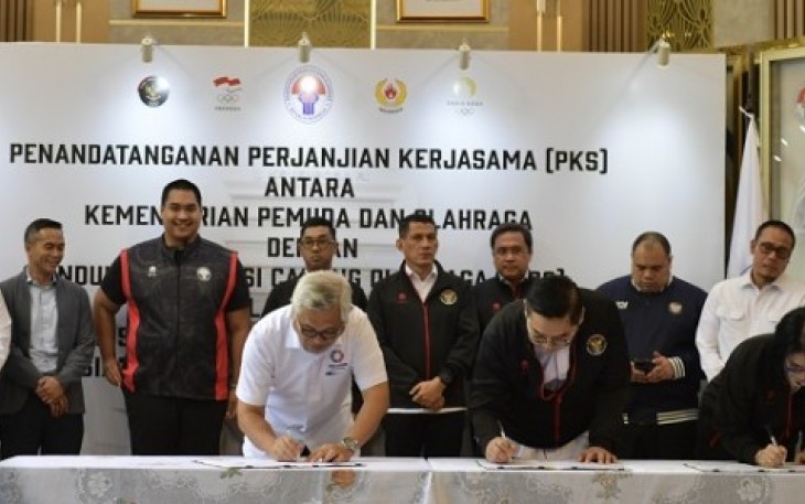 Penandatanganan Perjanjian Kerjasama (PKS) antara Kemenpora dengan Induk Organisasi Cabang Olahraga (IOCO) dalam rangka Pemusatan Latihan Nasional (Pelatnas) Persiapan Kualifikasi Olimpiade Paris 2024. Acara tersebut berlangsung di Media Center Kemenpora, Jakarta, Senin (26/2/24).