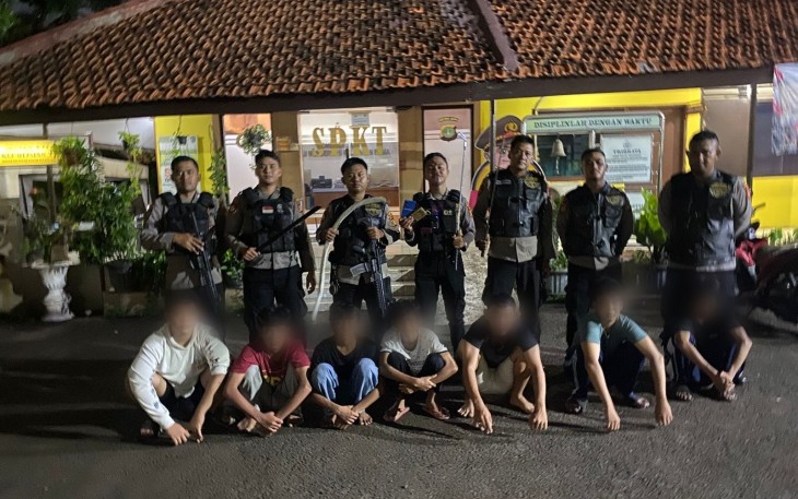 Sejumlah Remaja berikut Sajam saat diamankan petugas