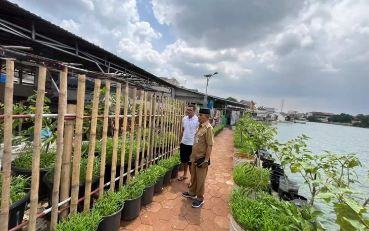 Lurah Depok, Herman didampingi pegiat lingkungan memantau lahan urban farming warga RW 13 di pinggir Situ Rawa Besar, Rabu (20/11)