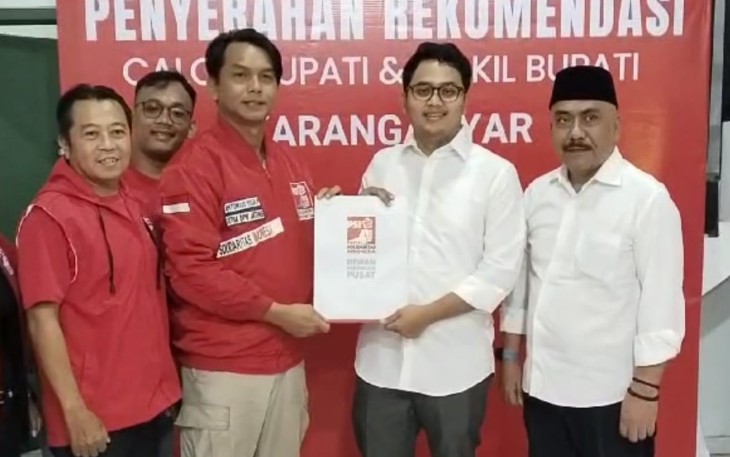 Ketua DPW PSI Jawa Tengah Antonius Yogo Prabowo menyerahkan surat rekomendasi kepada Ilyas Akbar Almadani, pada Selasa (27/8/2024) malam, di Kantor DPD PSI Karanganyar
