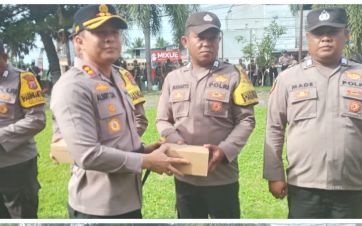 Kapolres Bitung AKBP Albert Zai Serahkan 15 Unit HP Motorola Lex 11 Kepada Bhabinkamtibmas 