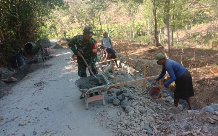 Babinsa Kodim 0802/Ponorogo Buat Plesengan Bersama Warga