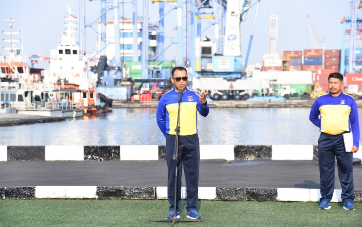 Prajurit Kolinlamil Terima Penghargaan dari Pejabat Utama Kolinlamil 