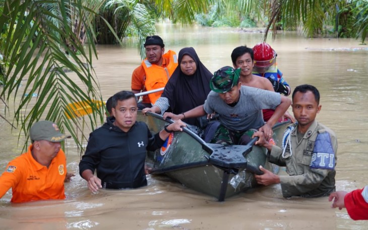 Pj Wali Kota Tebing Tinggi Upayakan Korban Banjir Tidak Kelaparan dan Ikut Turun Langsung Evakuasi Ibu Hamil