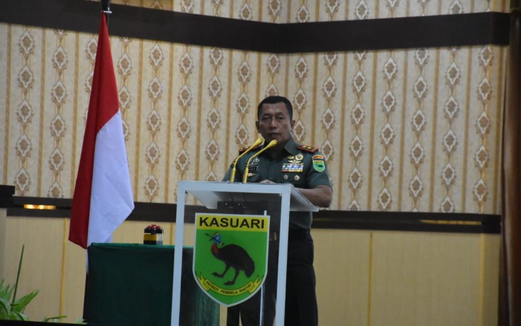 Pangdam XVIII/Kasuari, Mayjen TNI Haryanto, S.I.P., M.Tr.(Han)., saat memimpin langsung jalannya acara rapat evaluasi Program Kerja dan Anggaran (Progja) Kodam XVIII/Kasuari Semester I TA. 2024