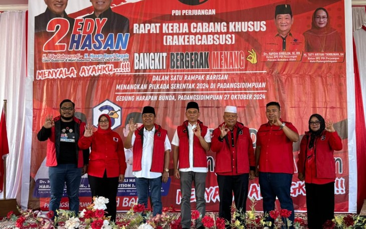 Ketua DPC PDI Perjuangan Kota Padangsidimpuan Tati Ariani Tambunan didampingi Anggota DPRD M. Fajar Dalimunthe, Saripah Hanum Lubis dan Mewakili Ketua DPD PDI - Perjuangan Sumatera Utara, berfoto bersama Pasangan Calon (Paslon) Nomor 3 Dr. Hapendi Harahap SH, SpN, MH-Gempar Nauli Hamonangan Nasution, S.Sos, MSP , pada acara Rapat Kerja Cabang Khusus (Rakercabsus) di gedung serbaguna Sihoring Horing, Kecamatan Padangsidimpuan Utara, Kota Padangsidimpuan, Minggu (27/10/24)