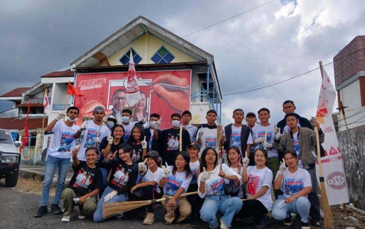 Komunitas GEN-Z Manggarai dalam melakukan aksi bersih-bersih di Pasar Inpres Ruteng, Minggu(3/11/2024)