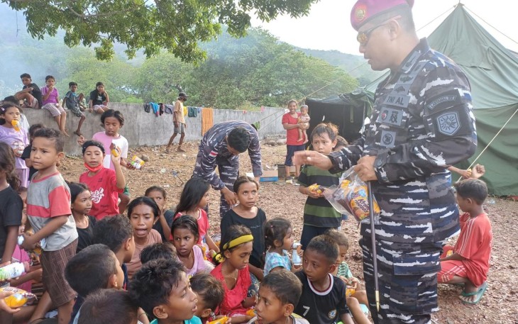 Bakti Sosial TNI AL Untuk Korban Terdampak Erupsi Gunung Lewatobi Laki-laki di NTT
