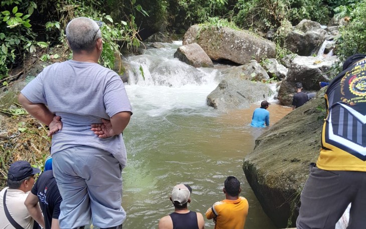 Tanggul Jebol Direktur PDAM Tirta Saiyo Pasaman Dedi Eka Putra Turun Langsung ke Lokasi 
