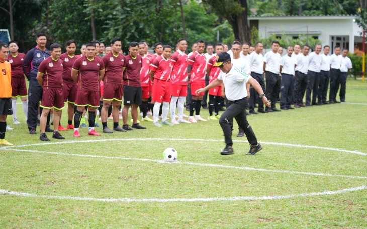 Kapusjaspermildas TNI Buka Pertandingan Futsal Antar Staf Umum Mabes TNI Tahun 2024