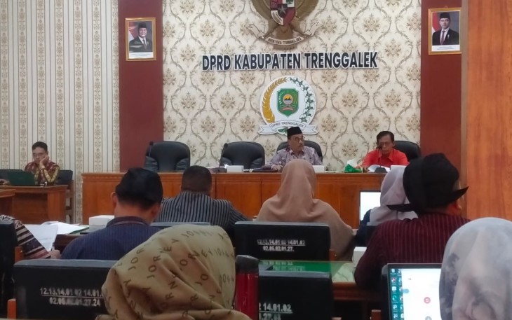 Situasi rapat kerja Bapemperda DPRD Kabupaten Trenggalek, bersama eksekutif di Aula DPRD Kabupaten Trenggalek, Kamis (5/12/2024).