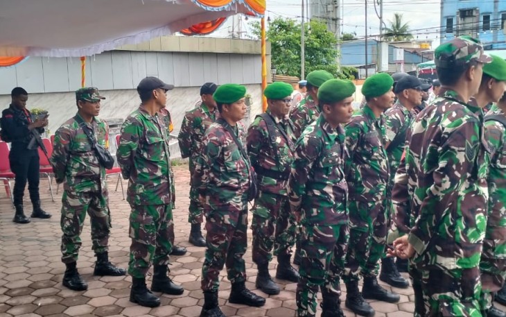 Personel Kodim 1710/Mimika BKO Polres Mimika Amankan Jalannya Rapat Pleno Rekapitulasi Pilkada 2024