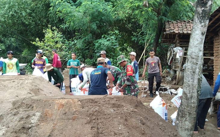 Perbaikan Tanggul Jebol Bencana Banjir Ponorogo Terus Dikebut