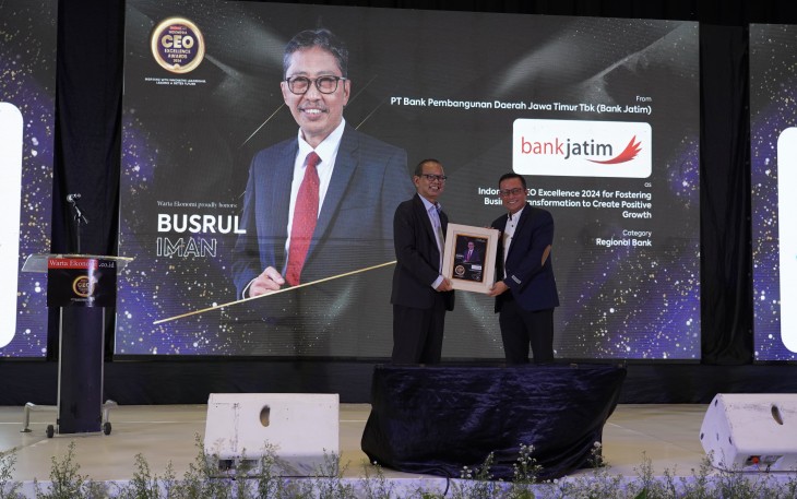 Dirut Bank Jatim Raih Penghargaan Warta Ekonomi