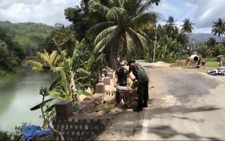 Babinsa Koramil 0801/09 Sudimoro Bantu Pembuatan Talud