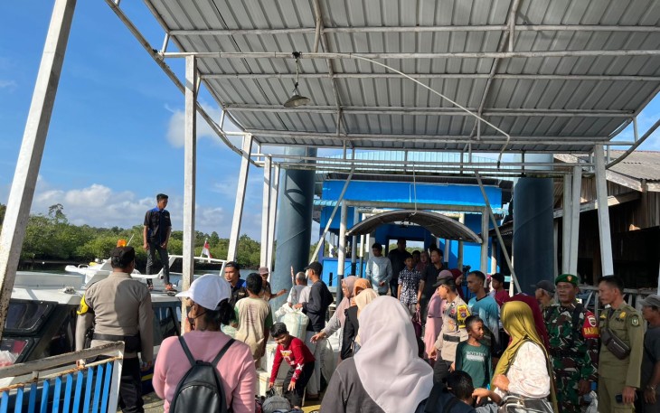 Polres Natuna mendirikan Pos Pelayanan di Pelabuhan Desa Binjai Kecamatan Bunguran Barat Kabupaten Natuna, Rabu 25/12/2024