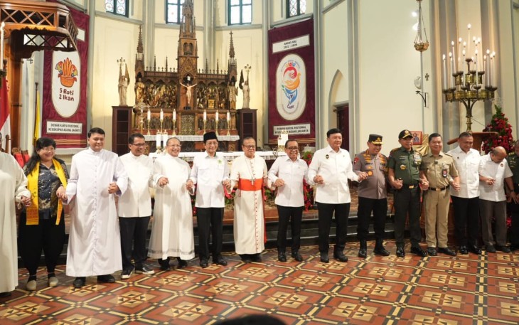 Menteri Koordinator Bidang Politik dan Keamanan (Menkopolkam) Budi Gunawan dan Menteri Koordinator Bidang Pembangunan Manusia dan Kebudayaan (Menko PMK) Pratikno meninjau sejumalh gereja di Jakarta sembari menyapa umat Kristiani yang sedang menggelar Misa Natal. Hadir juga, Menteri Agama Nasaruddin Umar