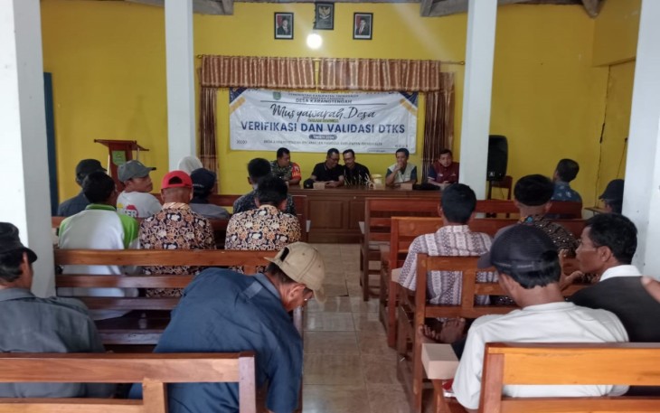 Babinsa Koramil 0806-11/Panggul Ikuti Musyawarah Desa (Musdes) validasi Data Terpadu Kesejahteraan Sosial (DTKS) di Desa Karangtengah, Kecamatan Panggul, Sabtu (28/12/2024)