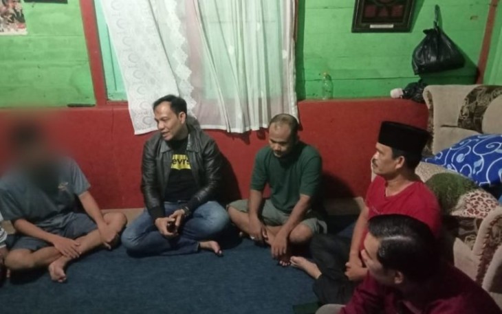 Kasat Reskrim Polres Tapsel, AKP Zulfikar, saat kunjungi korban dugaan penganiayaan di Angkola Sangkunur, guna menjenguk dan menjelaskan ke keluarga korban terkait perkembangan laporan kasusnya