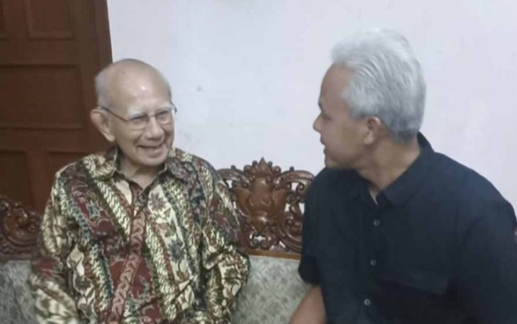 Calon Presiden nomor urut tiga, Ganjar Pranowo saat bertemu Prof H Emil Salim MA PhD.