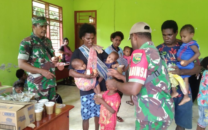  Babinsa Koramil 1710-07/Mapurujaya Bantu Nakes Pada Kegiatan Posyandu di Wilayah Binaan