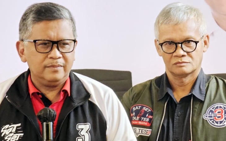 Politisi PDI-Perjuangan, Aria Bima (kanan) saat mendampingi Sekretaris Tim Pemenangan Nasional Ganjar Pranowo-Mahfud MD, Hasto Kristiyanto dalam jumpa persnya di Media Center TPN Ganjar-Mahfud, Jakarta Pusat, Selasa (30/1/2024).