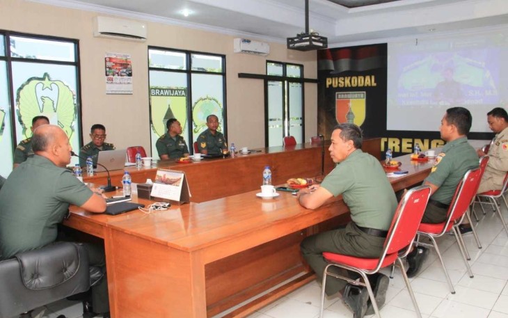 Letkol Czi Yudo Aji Susanto, S.Sos., M.A., Dandim 0806/Trenggalek, tak melewatkan kesempatan untuk memimpin dan mengikuti kegiatan pelatihan public speaking yang digelar secara virtual di ruang rapat Makodim 0806/Trenggalek