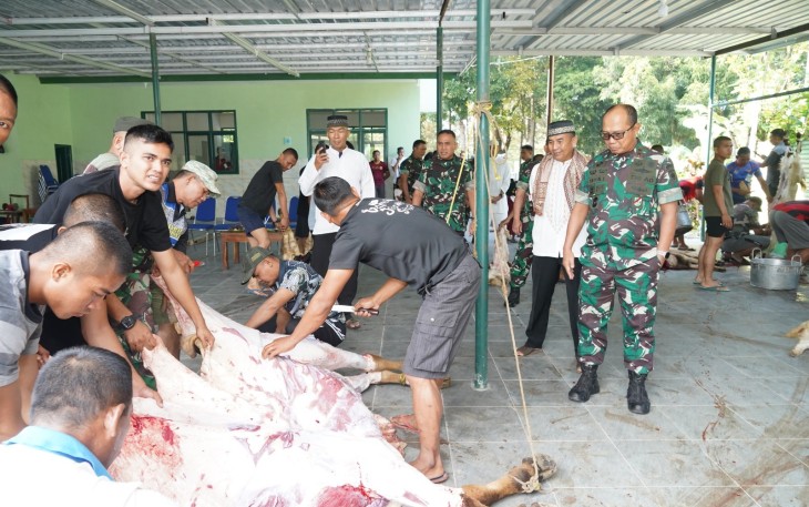 Penyembelihan hewan qurban yang bertempat di halaman Masjid Sabilul Huda Madivif 2 Kostrad. 