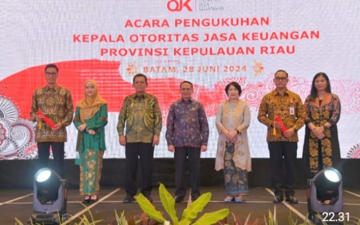 Gubernur Kepulauan Riau H Ansar Ahmad saat Hadiri Pengukuhan Kepala OJK Kepri